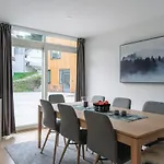 Villa Modern In Plush Town